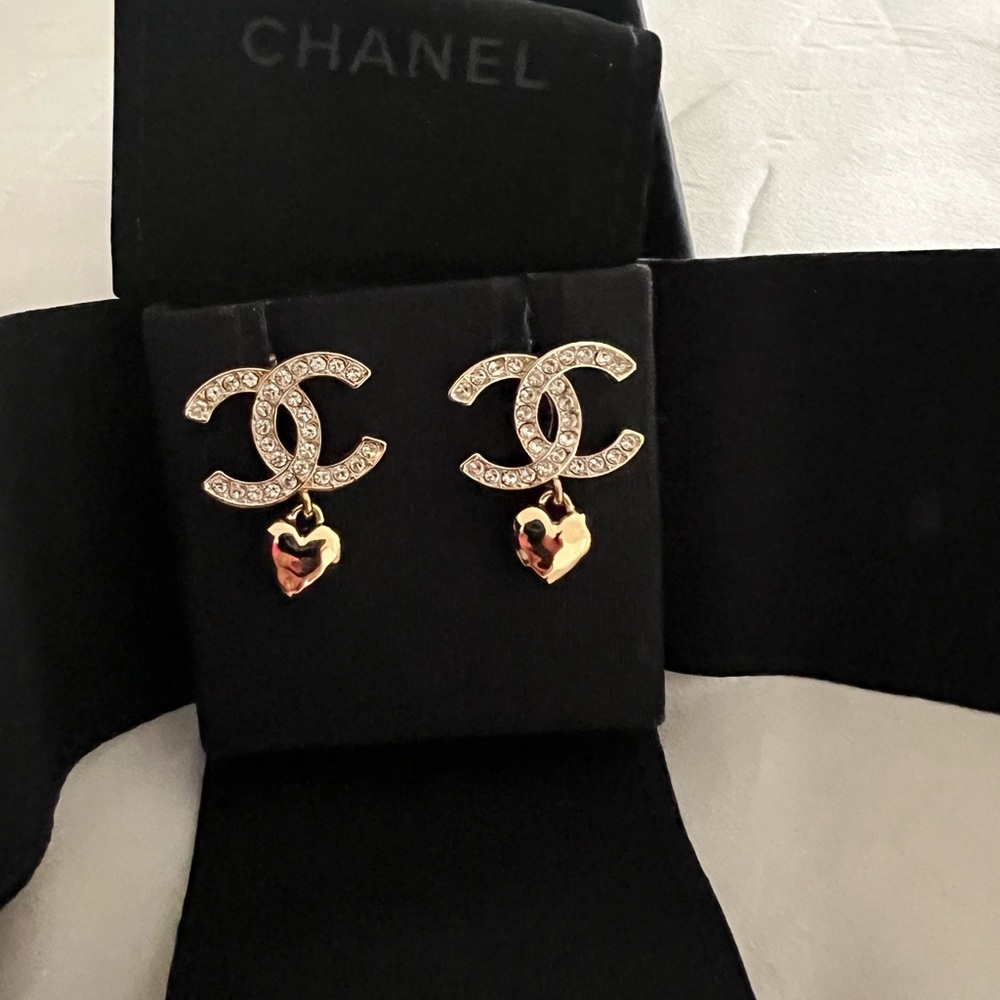 Authentic CHANEL CC earrings (never worn)
